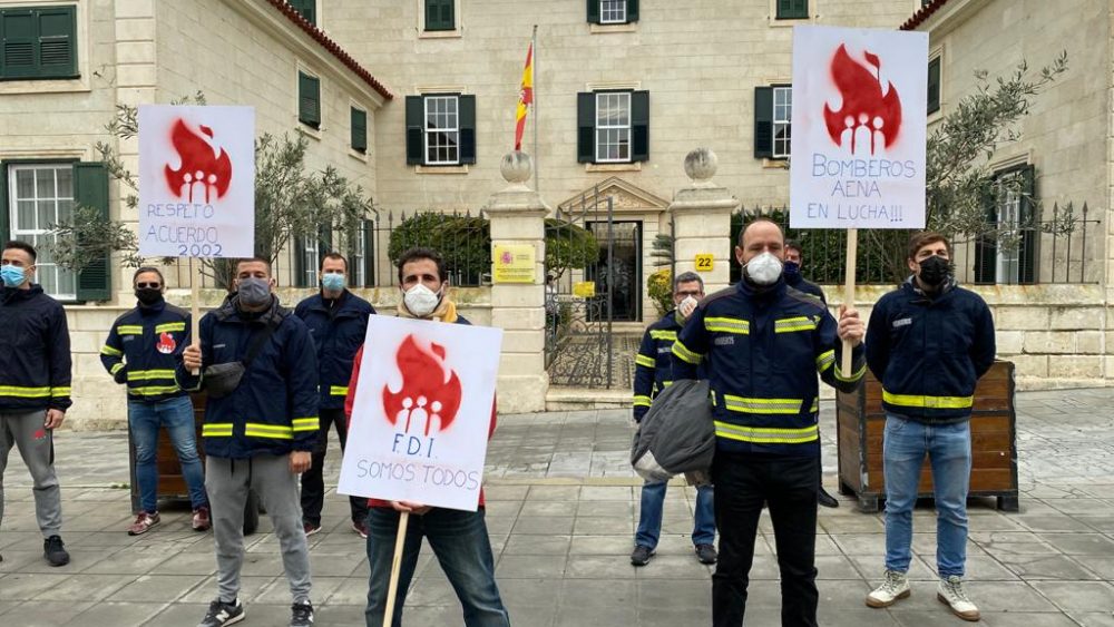 Los bomberos AENA se han manifestado este jueves en Maó (Foto: Tolo Mercadal)