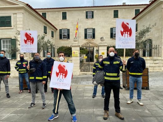 Concentración para evitar el despido de 3 bomberos de AENA en Menorca