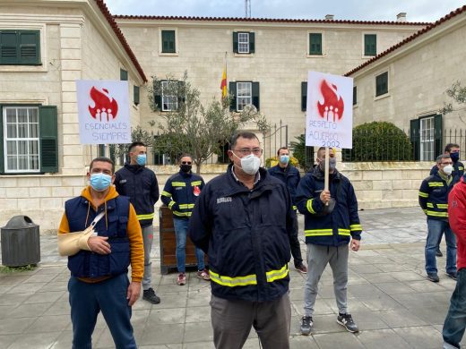 Concentración para evitar el despido de 3 bomberos de AENA en Menorca