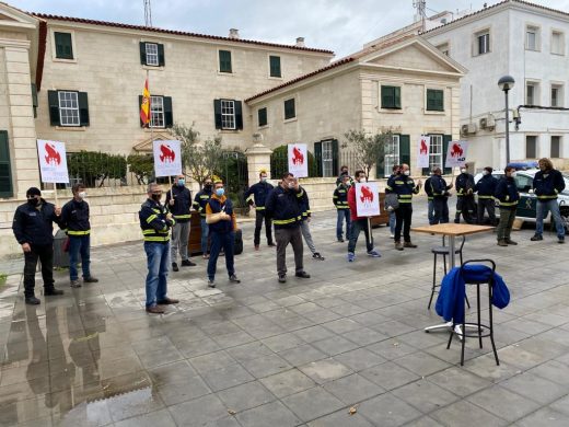 Concentración para evitar el despido de 3 bomberos de AENA en Menorca