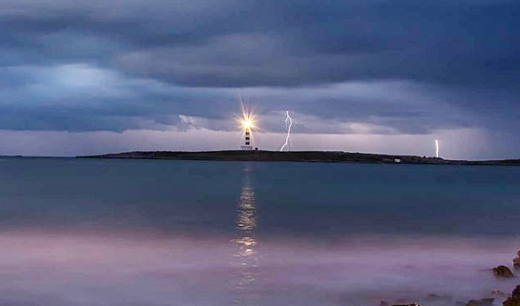 Imagen de la tormenta sobre la Illa de l'Aire (Foto: Mikel Llambías)