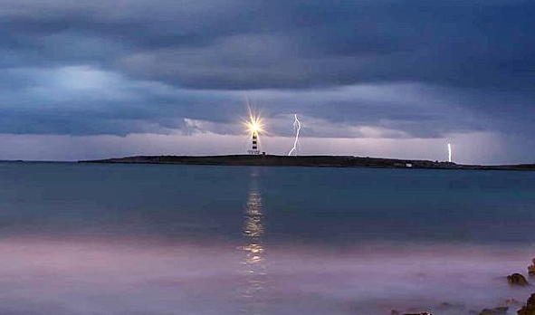 Imagen de la tormenta sobre la Illa de l'Aire (Foto: Mikel Llambías)