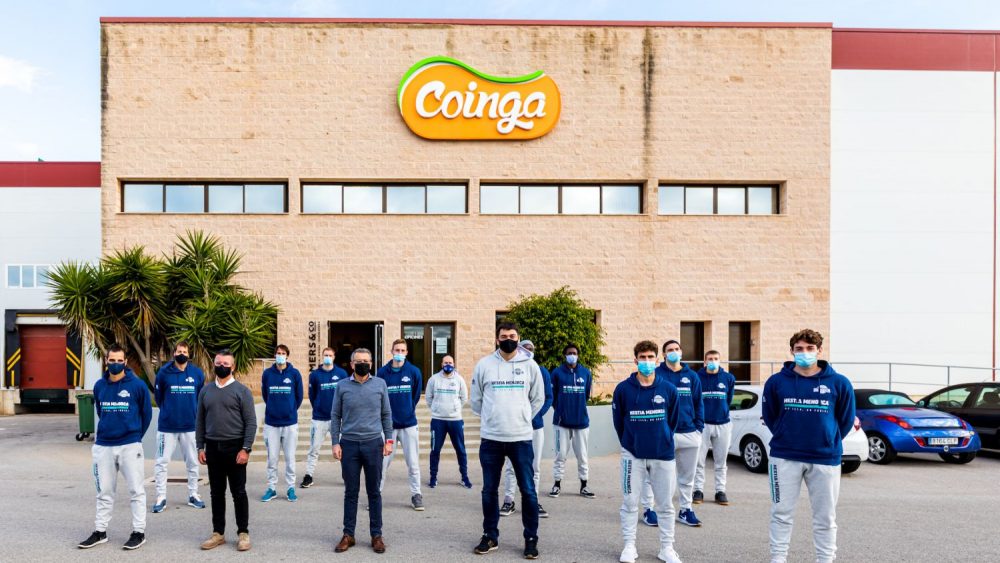 Jugadores y técnicos, posando a las puertas de COINGA (Fotos: Bàsquet Menorca)