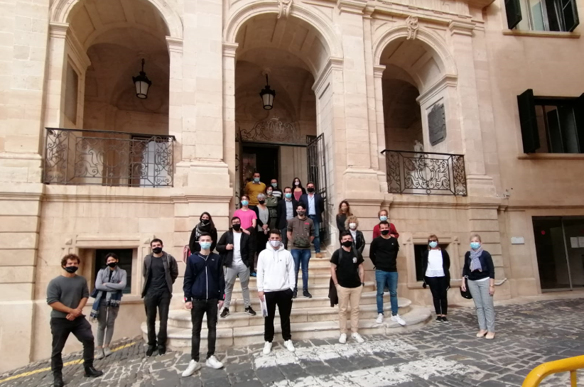 El alcalde, Héctor Pons, y el teniente de Alcaldía Carlos Montes, dan la bienvenida al alumnado