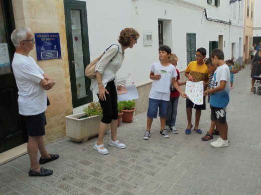 Explicando la Ruta Francesc d'Albranca a escolares (Foto: menorcabiosfera.org)