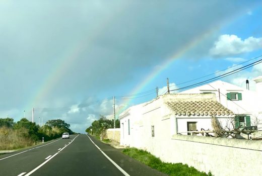 Imagen del doble arco iris fotografiado a la salida de Maó (Foto: Tolo Mercadal)