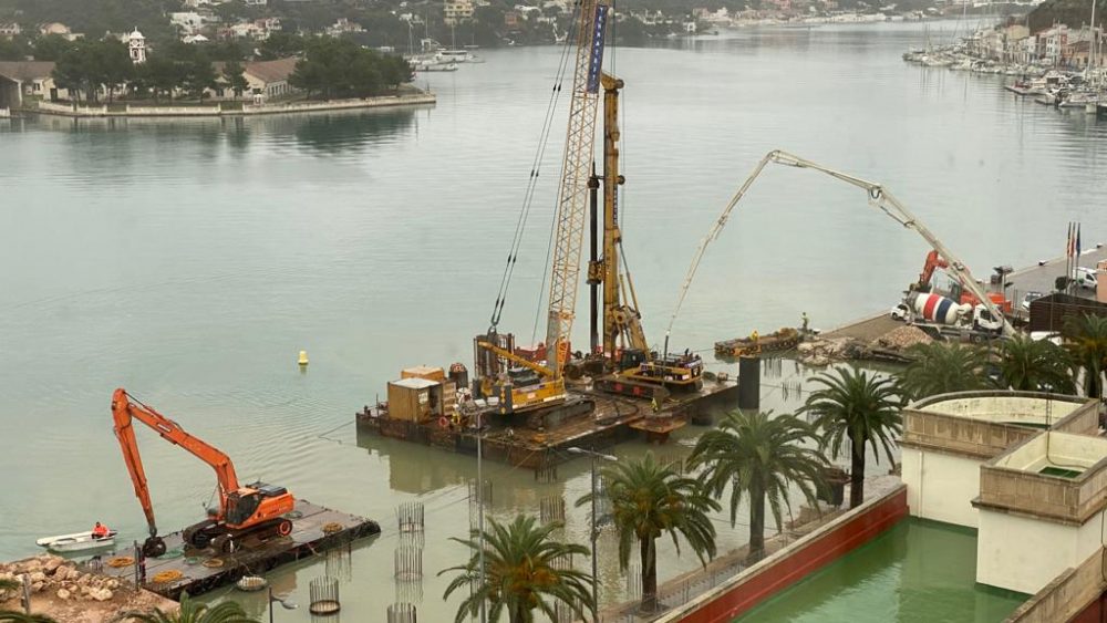 Máquinas trabajando en el puerto de Maó (Fotos: Tolo Mercadal)