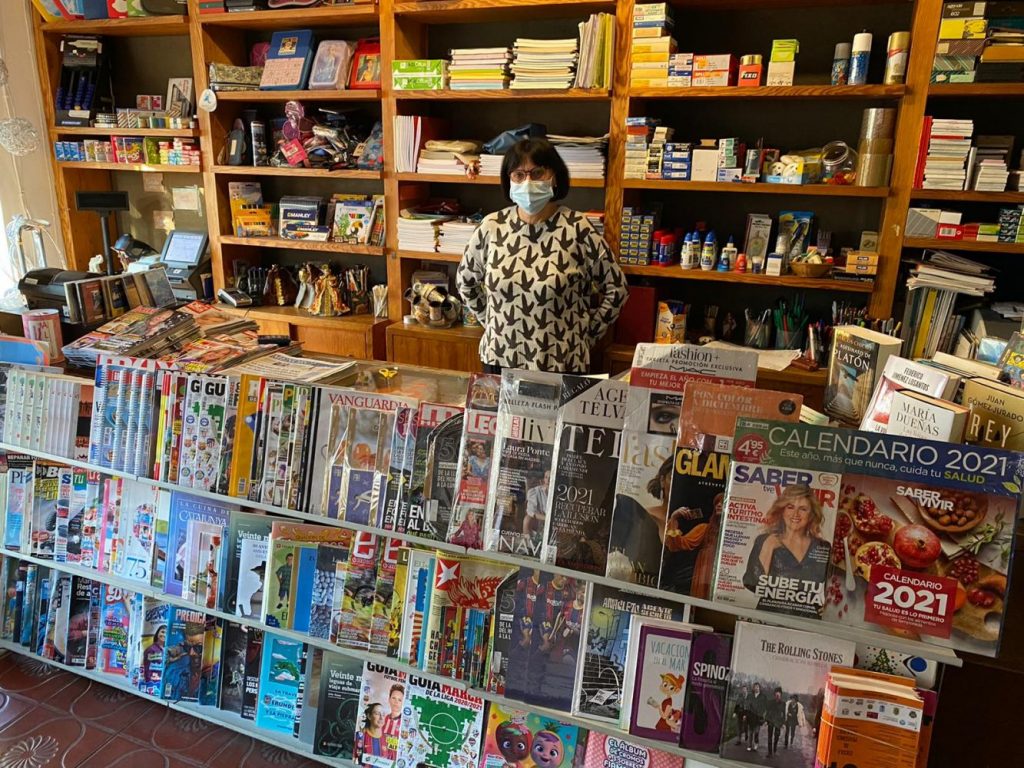 Juanibel, posando en su librería (Foto: Tolo Mercadal)