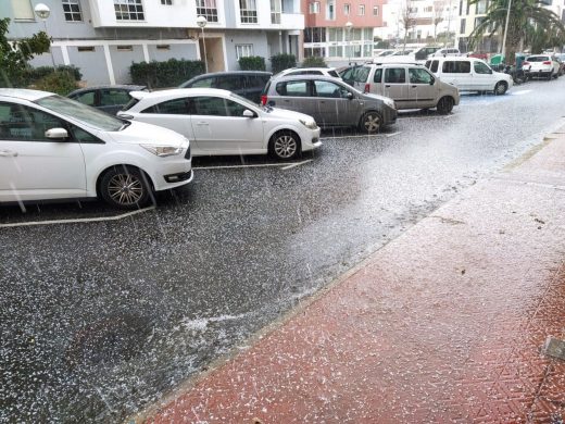 (Fotos) Una fuerte granizada cubre de blanco Es Castell y Maó