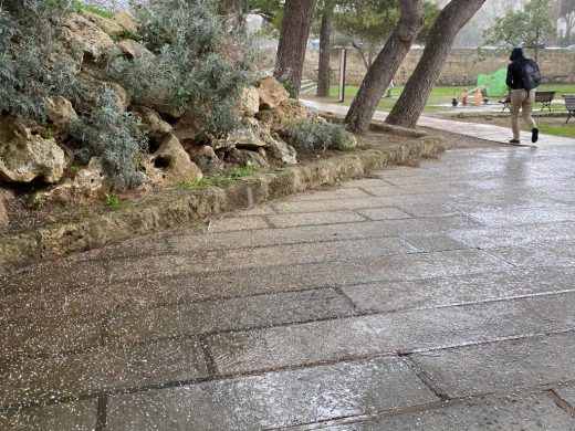 (Fotos) Una fuerte granizada cubre de blanco Es Castell y Maó