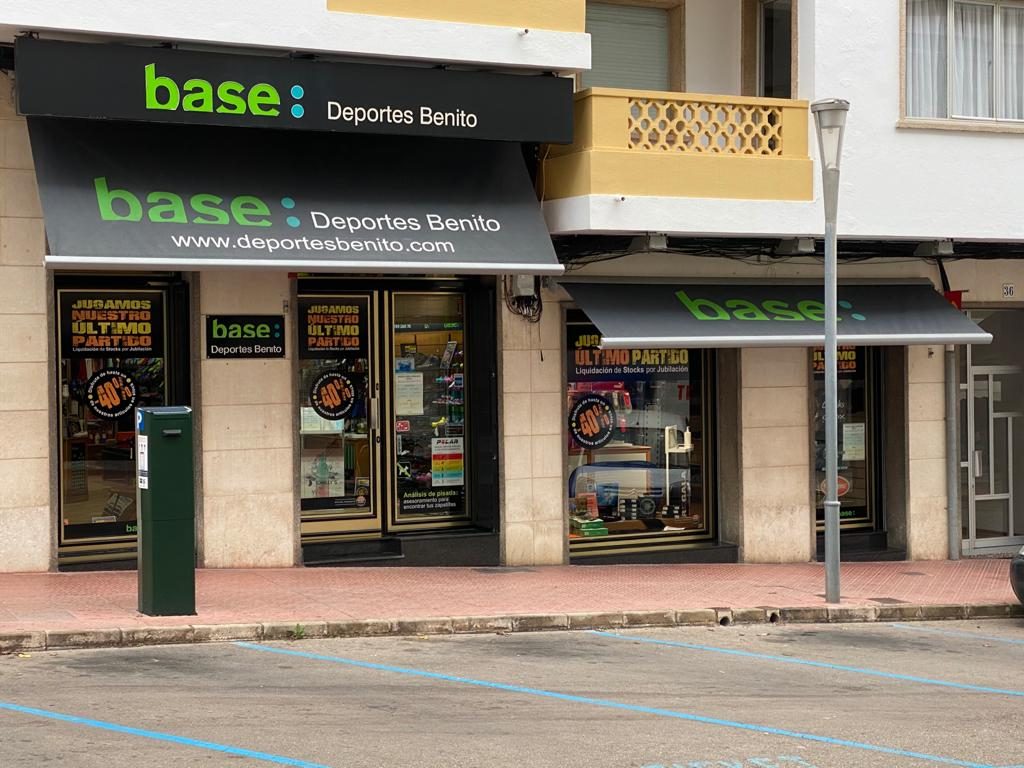 Fachada de Deportes Benito, en Maó (Foto: Tolo Mercadal)