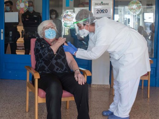 Francisca Salas, en el momento de ser vacunada (Foto: Govern balear)