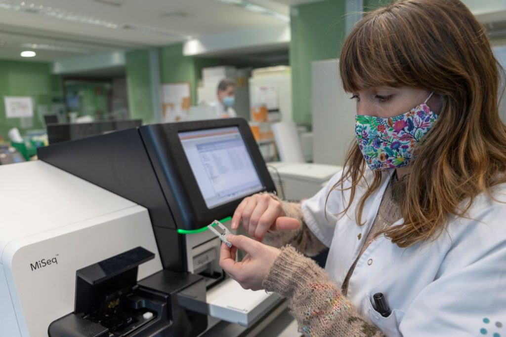 La doctora López del Servicio de Microbiología del Hospital Son Espases