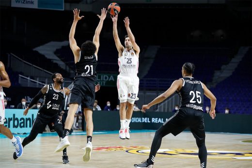 Llull ejecuta un triple (Foto: Real Madrid)