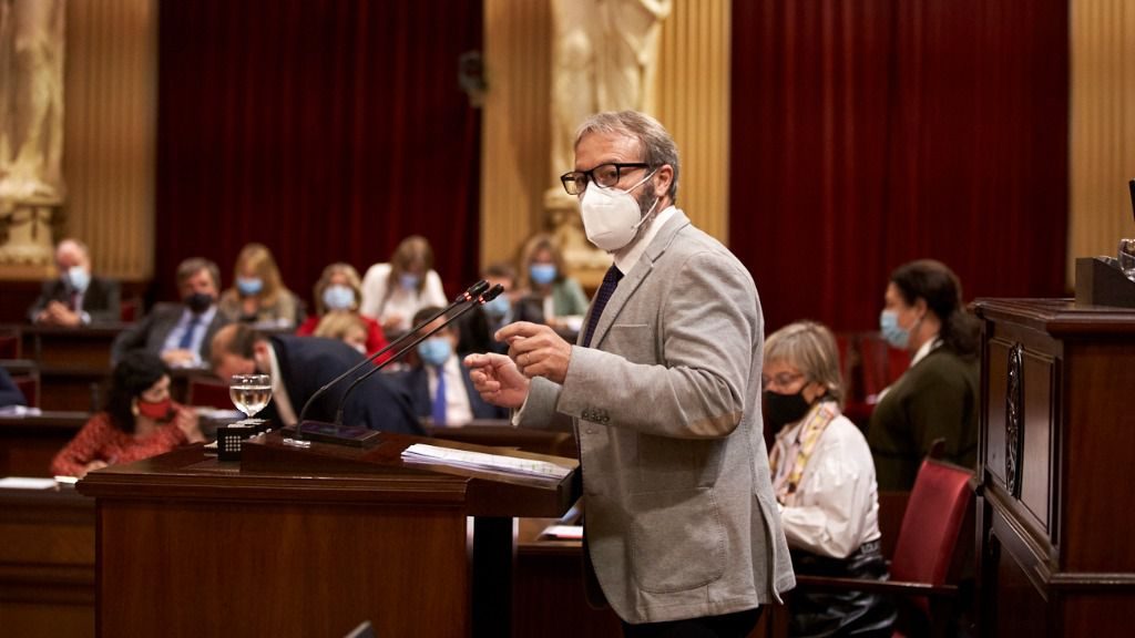 Lluís Camps, en el Parlament (Foto: Mallorcadiario.com)