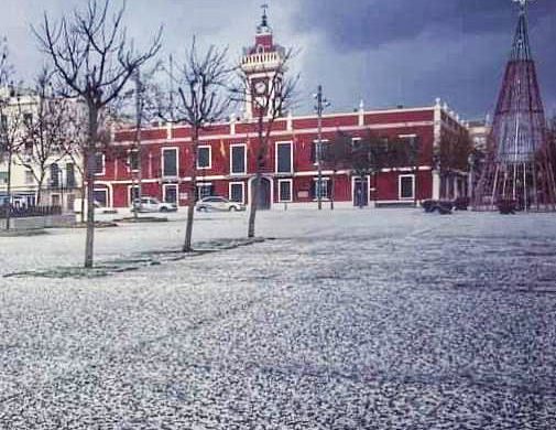 (Fotos) Una fuerte granizada cubre de blanco Es Castell y Maó