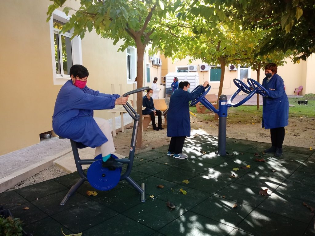 Usuarios del centro disfrutando del parque (Foto:  Fundació per a Persones amb Discapacitat de Menorca)