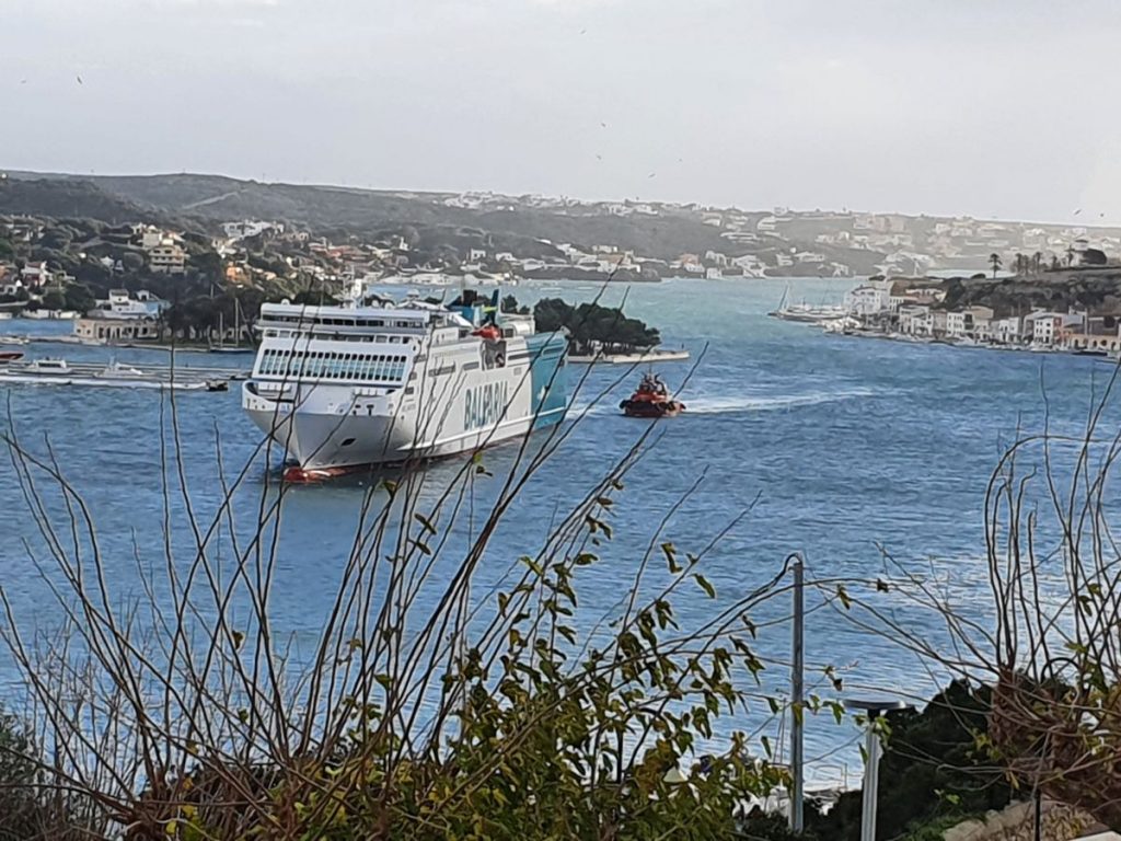 El buque de Baleària operará este lunes desde el puerto de Maó (Foto: Nando Andreu)