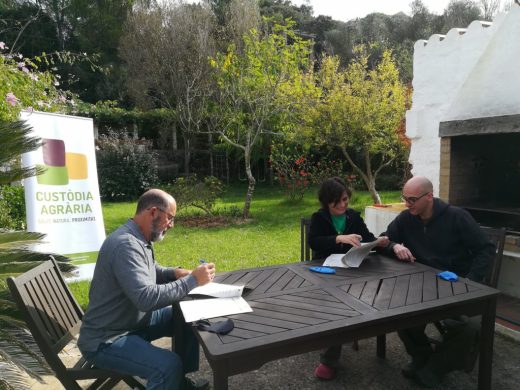 Firma del acuerdo entre el GOB y los propietarios de la Paloma (Foto: GOB Menorca)
