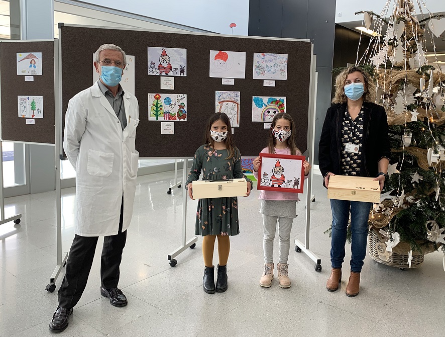 Las dos finalistas, con sus dibujos (Foto: Àrea de Salut)