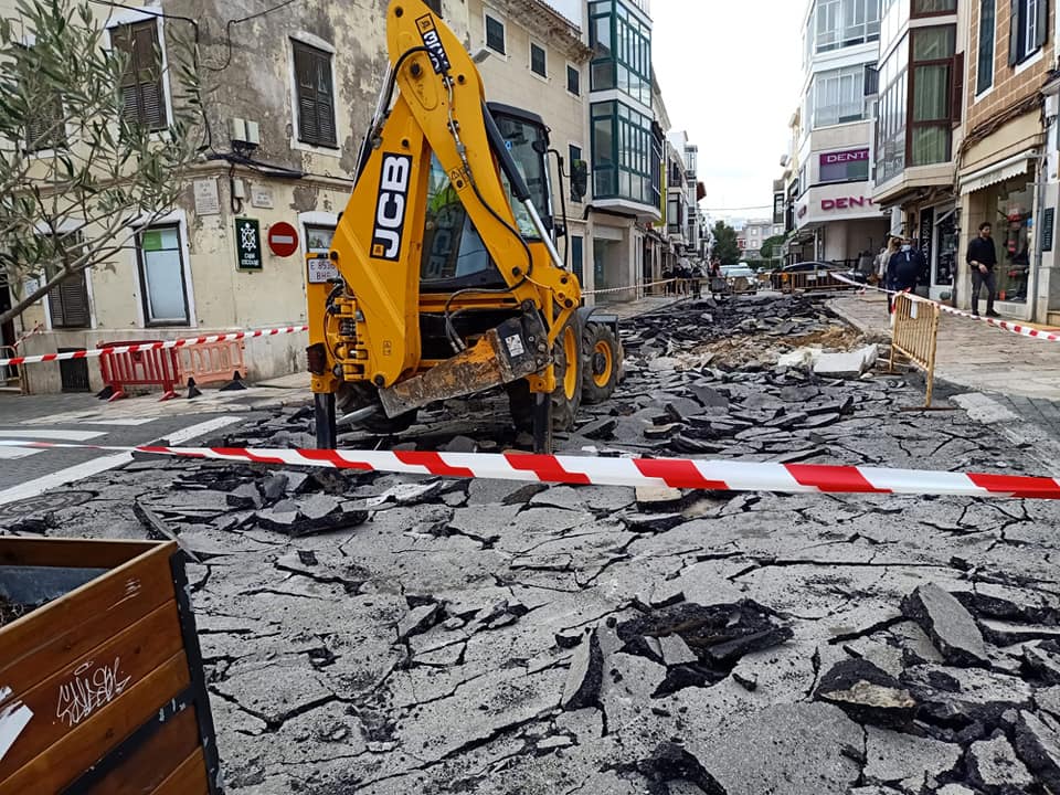 Levantando el firme de la calle Ses Moreres