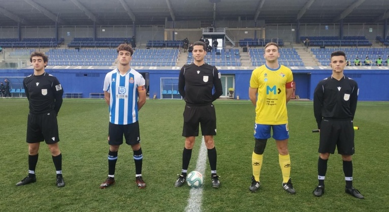 Trío arbitral con los capitanes (Foto: RCD Espanyol)