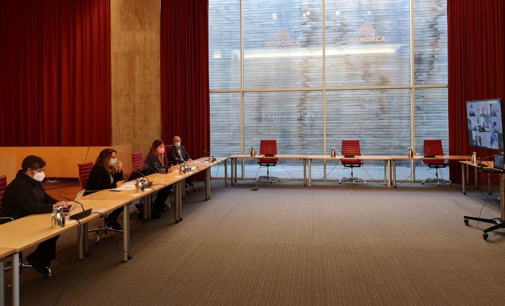 Autoridades reunidas en la sede del Consell.