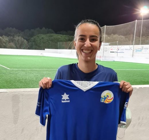 Paula Sintes, posando con la camiseta del Sant Lluís (Foto: CCE Sant Lluís)