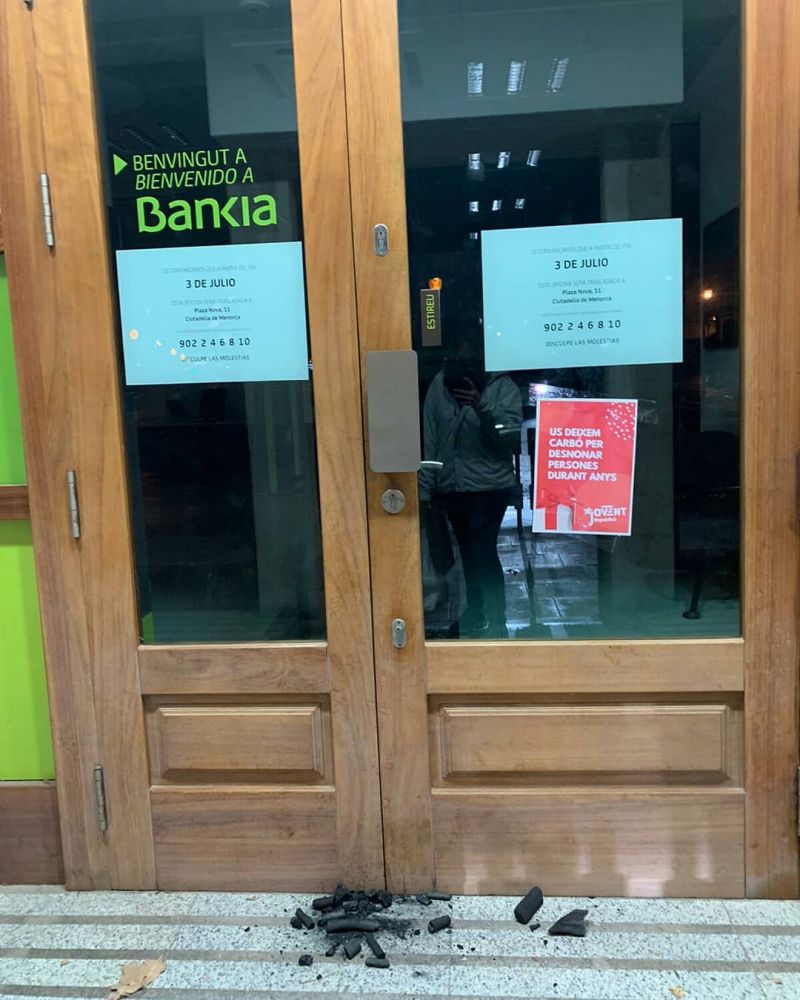 Carbón en la puerta de una oficina de Bankia (Foto: Jovent Republicà de Menorca)