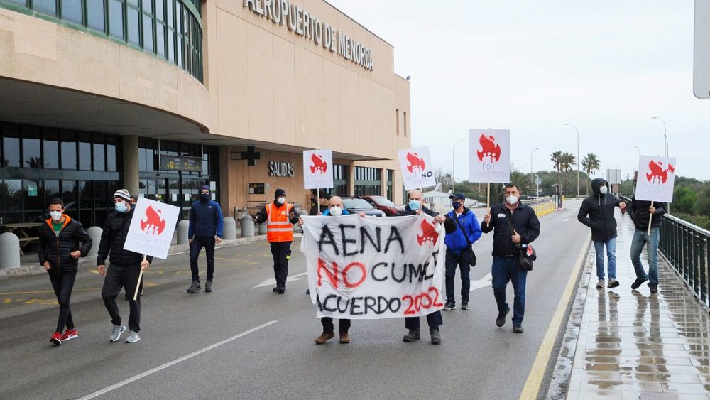 Las movilizaciones se repetirán en el aeropuerto de la isla (Imagen de archivo de Tolo Mercadal)