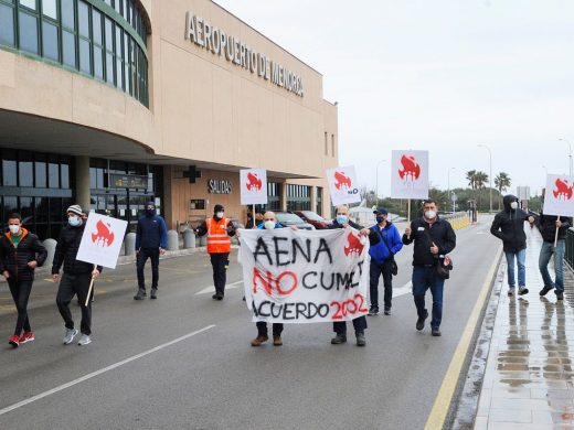 Los bomberos de Menorca exigen a Aena que no se despida a tres fijos discontinuos