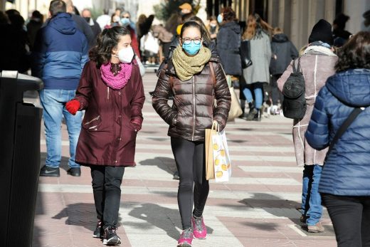 Gente paseando por el centro de Maó (Foto: Tolo Mercadal)