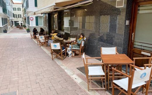 Terraza de un local de Maó.