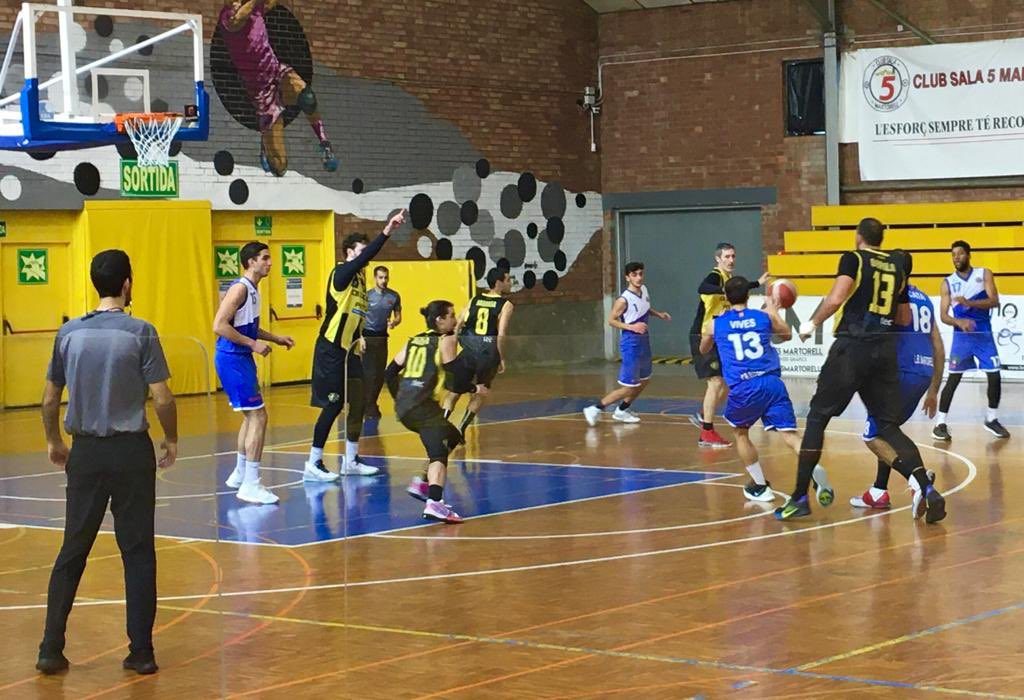 Vives pasa la pelota en una acción del partido (Foto: CB Martorell)