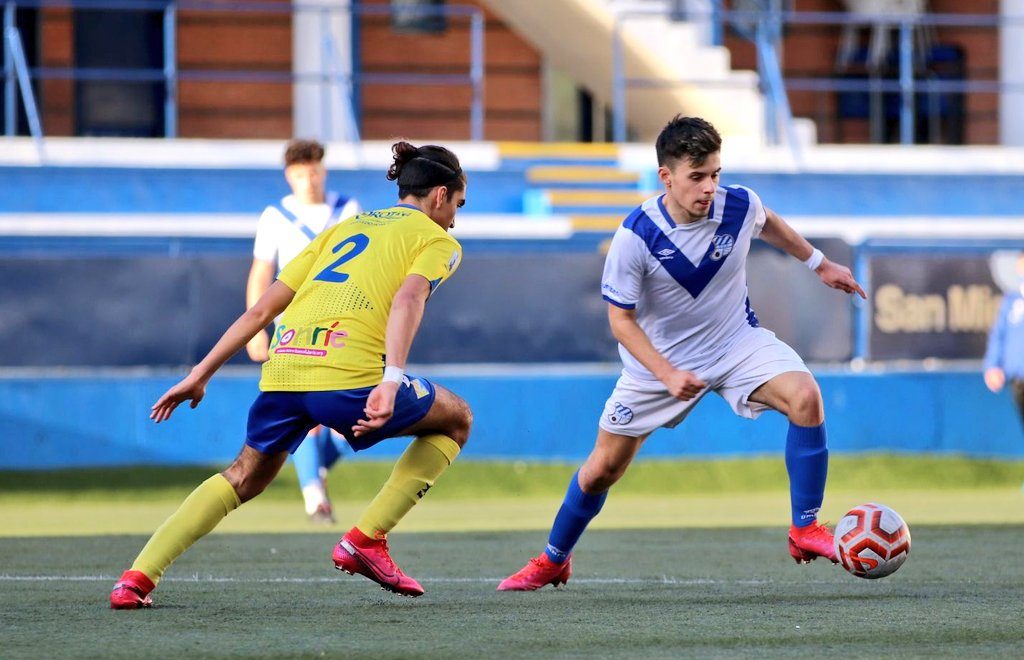 López defiende en una acción del partido (Foto: Fran Capell - CE Europa)