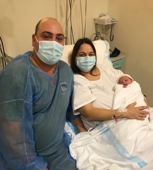 La pareja con el recién nacido en el Hospital Mateu Orfila