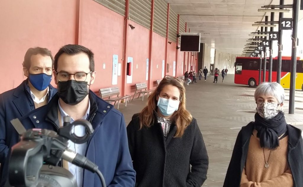 Las autoridades en la estación de autobuses de Maó esta mañana (Foto: J.R.)