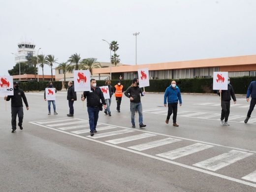 Los bomberos de Menorca exigen a Aena que no se despida a tres fijos discontinuos