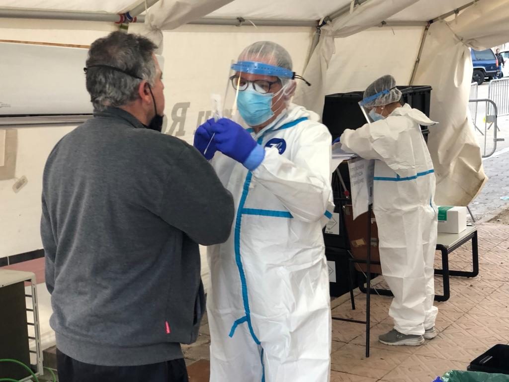 Prueba PCR en una carpa instalada en Maó (Foto: Tolo Mercadal)