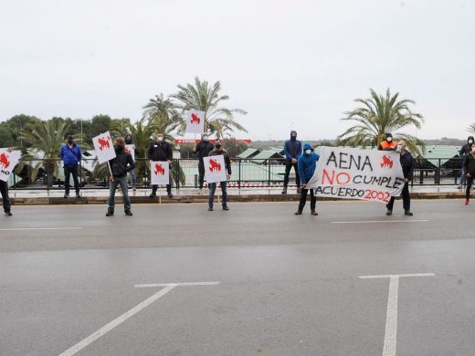 Los bomberos de Menorca exigen a Aena que no se despida a tres fijos discontinuos