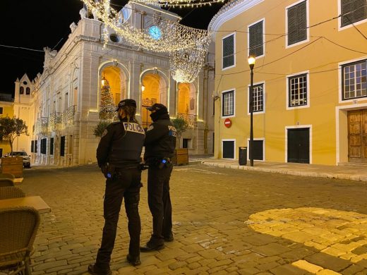 (Fotos y vídeo) Medianoche solitaria en Maó