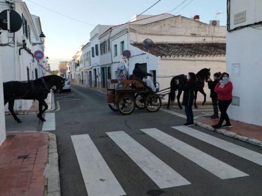 (Fotos) Sant Lluís recibe a unos madrugadores Reyes Magos