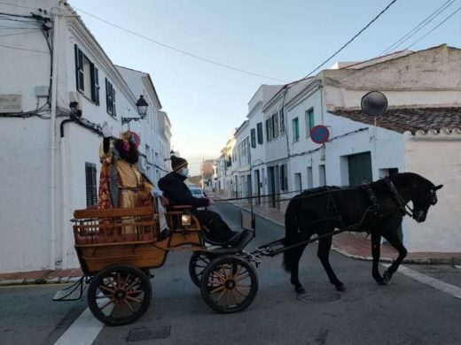 (Fotos) Sant Lluís recibe a unos madrugadores Reyes Magos