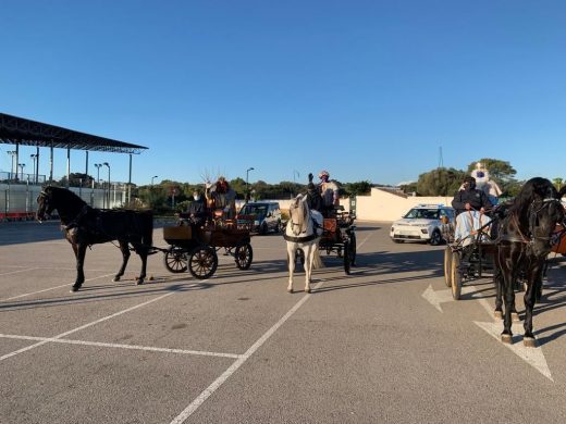 (Fotos) Sant Lluís recibe a unos madrugadores Reyes Magos