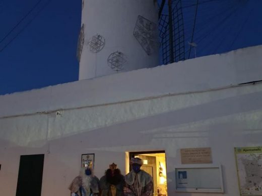 (Fotos) Sant Lluís recibe a unos madrugadores Reyes Magos