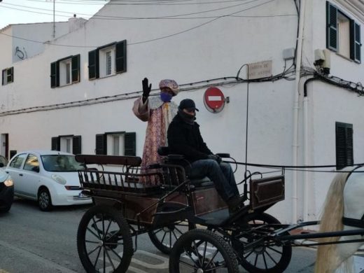 (Fotos) Sant Lluís recibe a unos madrugadores Reyes Magos