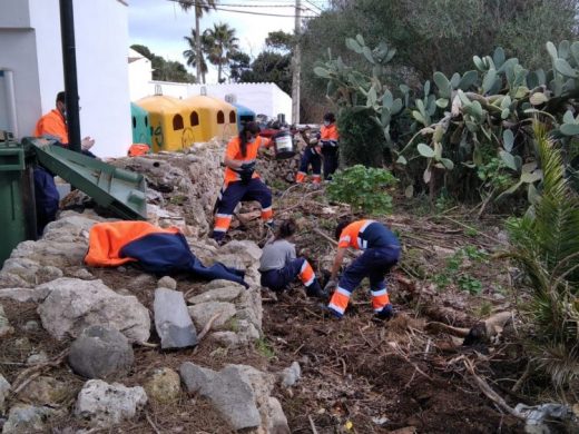 (Fotos) Sant Lluís limpia diversos “puntos negros” del municipio