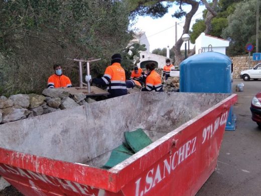 (Fotos) Sant Lluís limpia diversos “puntos negros” del municipio