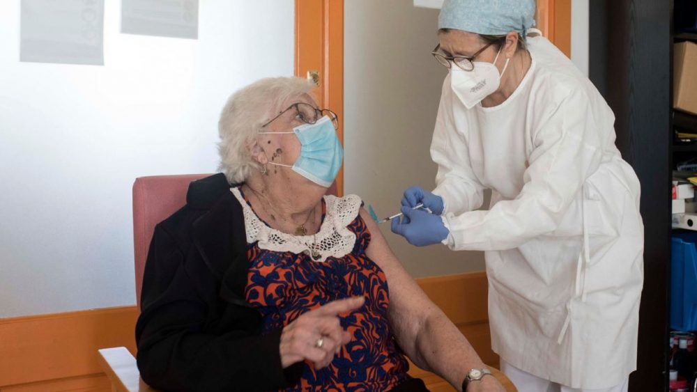 Francisca Salas recibiendo la segunda dosis de la vacuna (Foto: Área de Salud de Menorca)