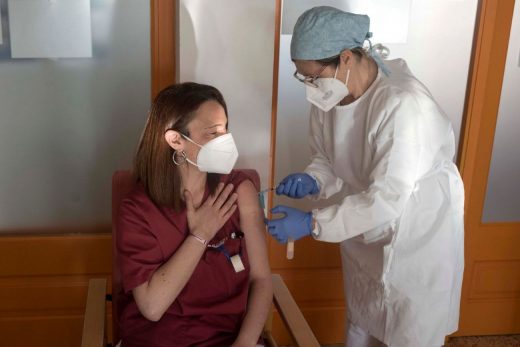 Ana Roger, primera profesional sanitaria vacunada (Foto: Área de Salud de Menorca)